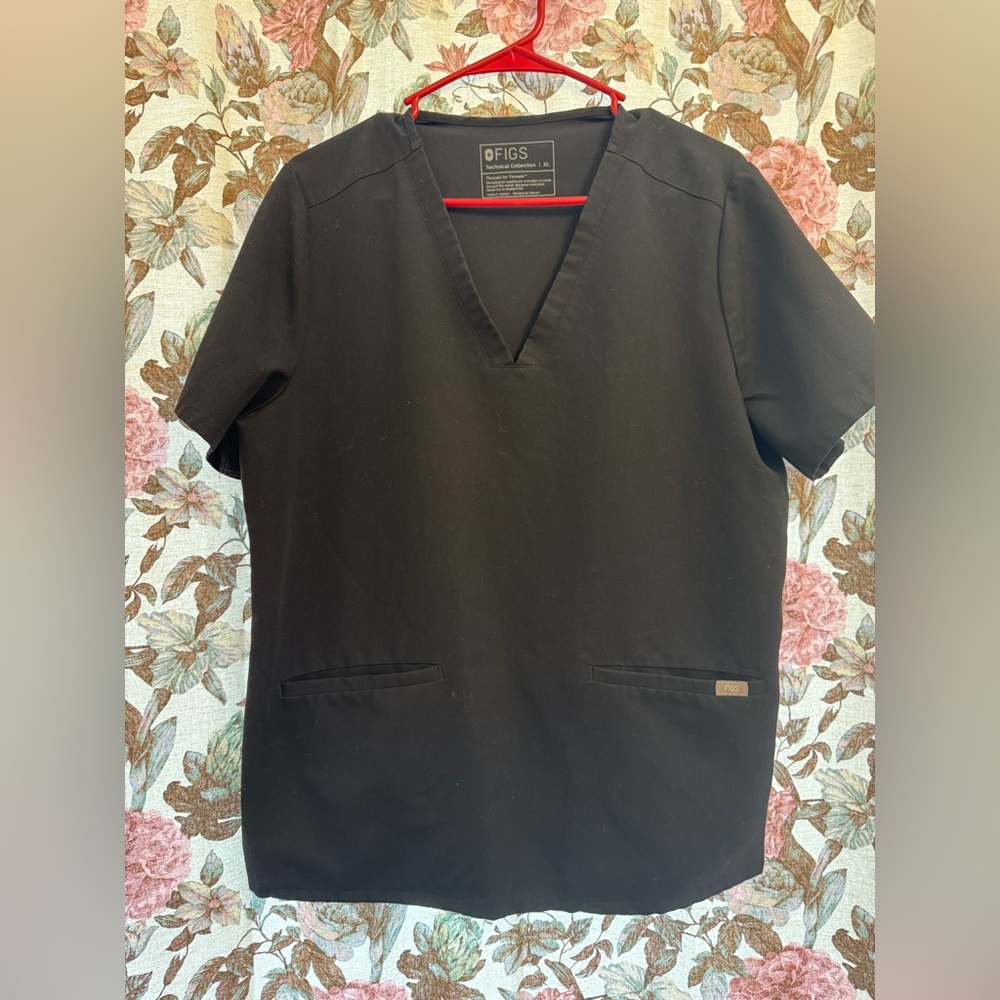 Figs multi pocket scrub top